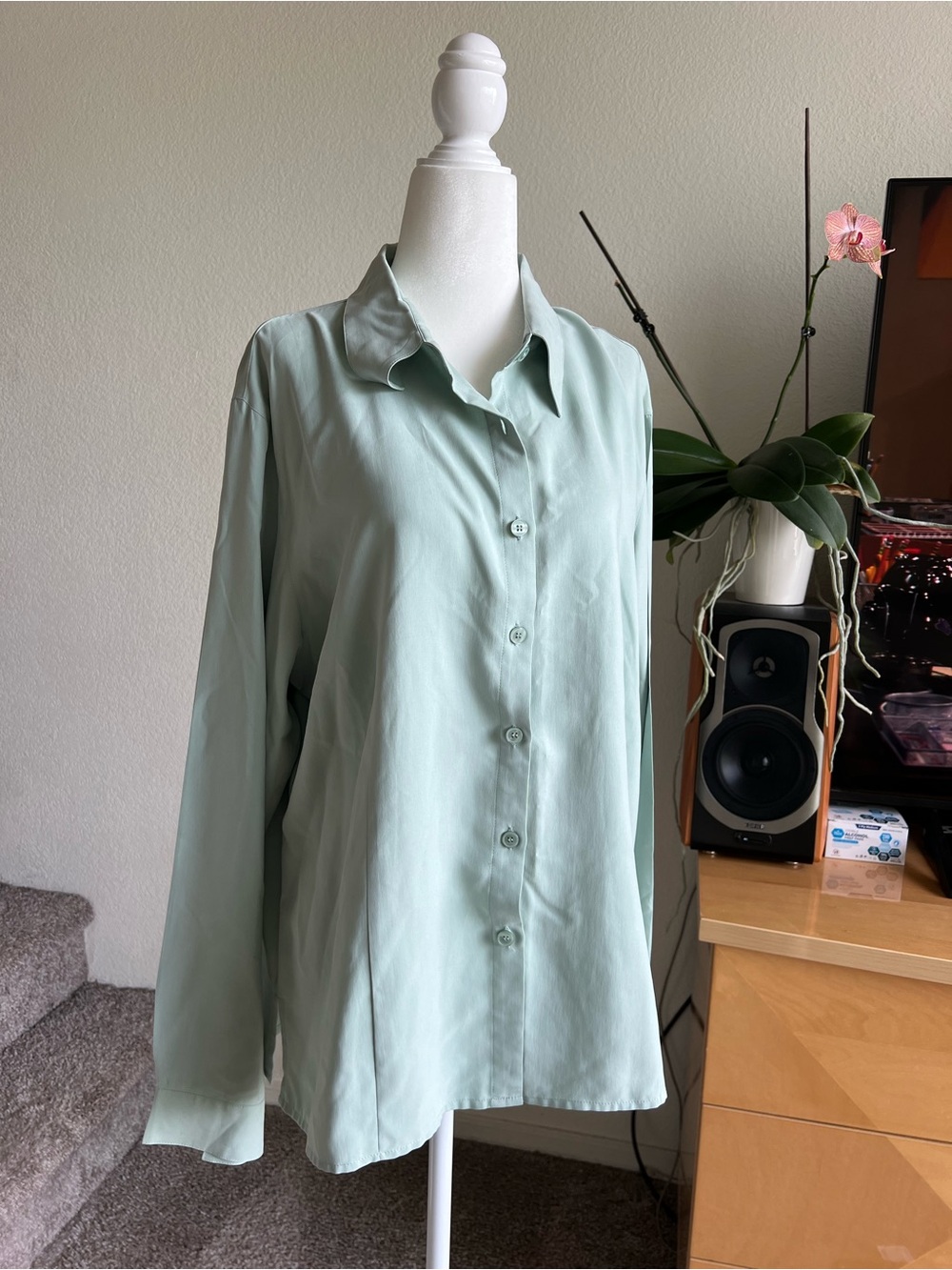 Van Heusen 100% Silk Women’s Mint Color Collared Button-Up Long Sleeve Blouse XL